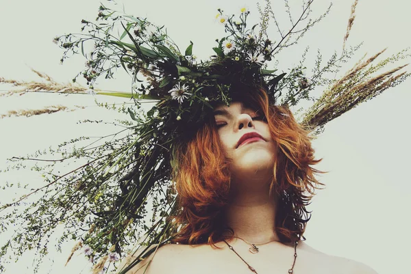 A menina com flores de verão no cabelo — Fotografia de Stock