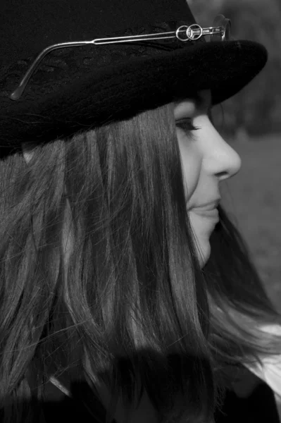 La fille dans un chapeau — Photo