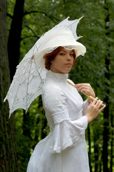 Bayan şemsiye altında — Stok fotoğraf