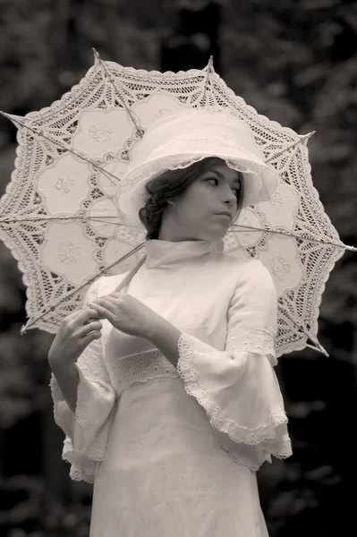 A senhora debaixo de um guarda-chuva — Fotografia de Stock