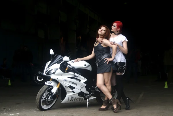 Жінка і мотоцикл — стокове фото