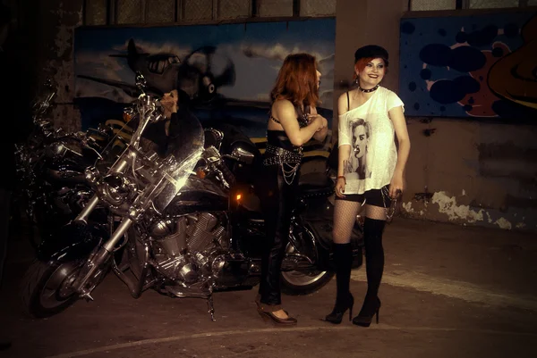 La chica y la motocicleta —  Fotos de Stock