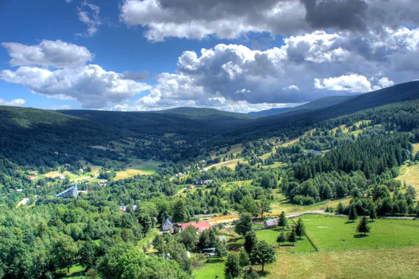 Zwieradow-Zdroj, gözlem kulesinden manzaraya bak.