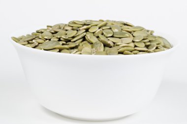 Beyaz kase kuru kabak çekirdeği ile dolu