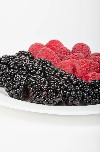 접시 가득 딸기와 라스베리 — 스톡 사진