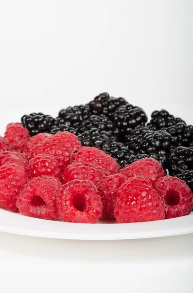 Teller gefüllt mit Brombeeren und Himbeeren — Stockfoto