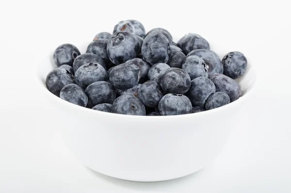 Weiße Schale gefüllt mit Blaubeeren — Stockfoto