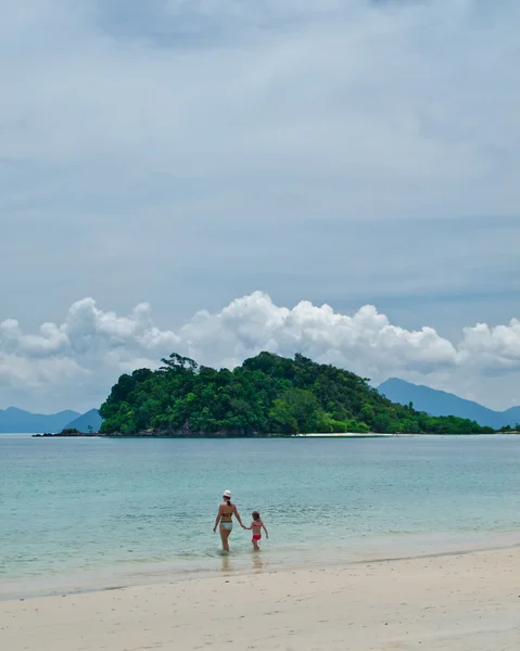 Anne ve çocuk, plaj datai langkawi — Stok fotoğraf