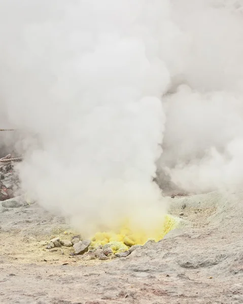 Sulphur fumes and volcanic activity, Hokkaido — Stock Photo, Image