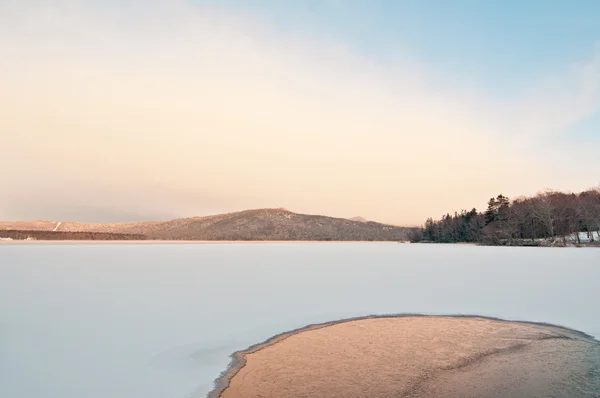 Kış güneş doğarken gölün akan, hokkaido, Japonya