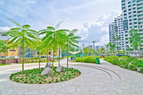 Jardim dentro da propriedade residencial high-rise — Fotografia de Stock