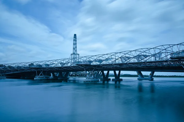 Η γέφυρα του έλικα και το singapore flyer — Φωτογραφία Αρχείου