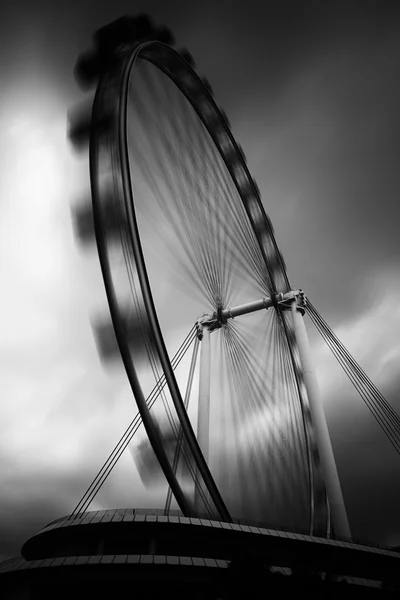 Singapore flyer, dlouhé expozice, černobílá — Stock fotografie