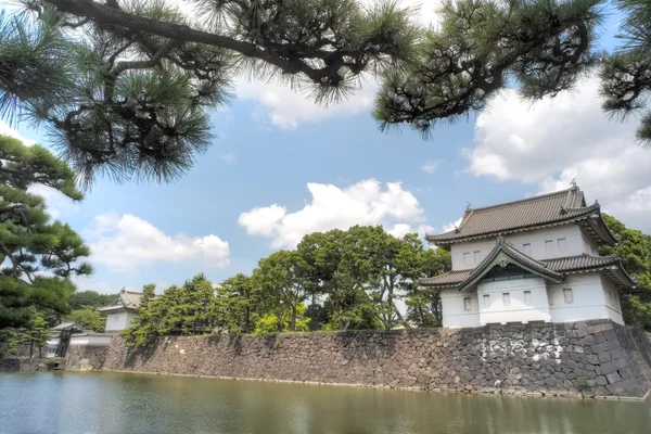 Edifício japonês com vista lago — Fotografia de Stock