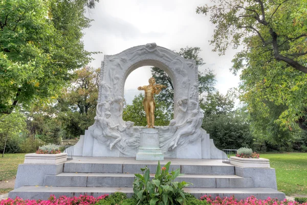 Altın heykeli johann strauss — Stok fotoğraf