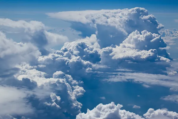 Witte wolk, blauwe hemel, hoogte — Stockfoto