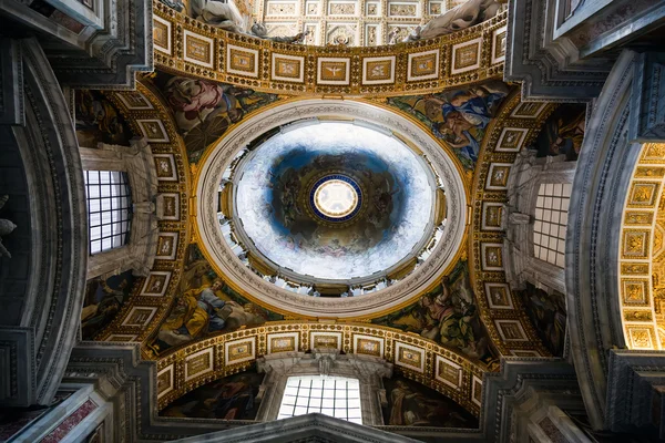 Vue au plafond et à la coupole de la basilique Saint-Pierre — Photo