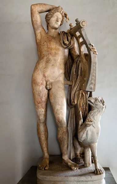 Oude Romeinse standbeeld van apollo — Stockfoto