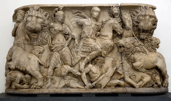 Anceint sarcófago romano esculpido no estilo grego antigo — Fotografia de Stock