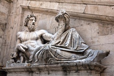 tiber Nehri'nin temsil eden heykel