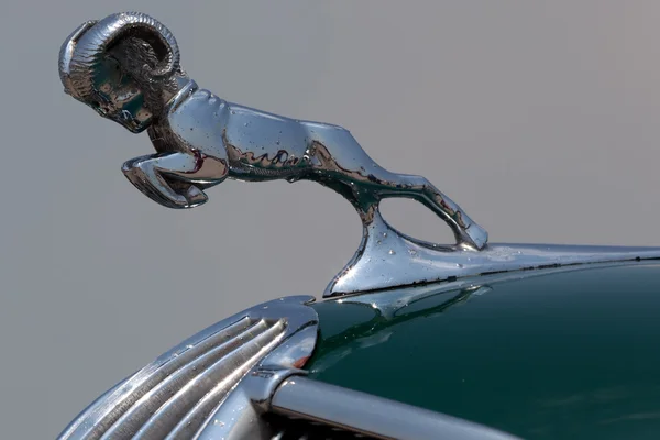 1936 ontwijken hood ornament — Stockfoto