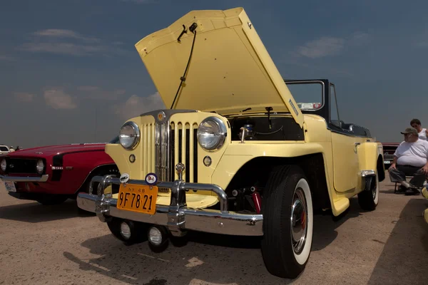 1948 willys jeepster sarı — Stok fotoğraf