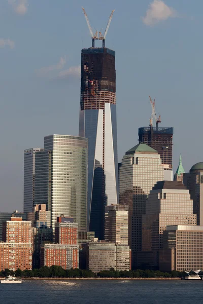 Svobody věž a centru Manhattanu — Stock fotografie