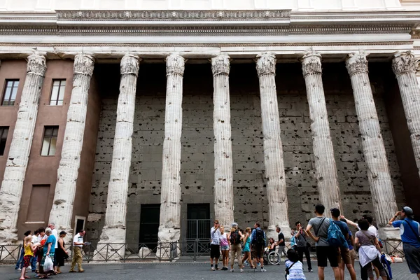 Korinthoszi oszlopok a Hadrianus temploma — Stock Fotó