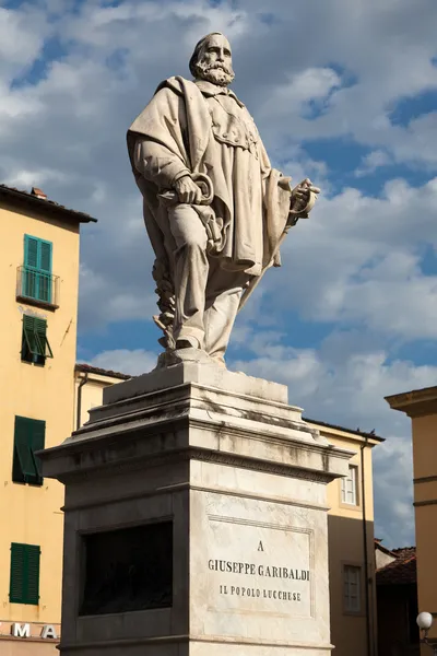 Giuseppe garibaldi monument i lucca — Stockfoto