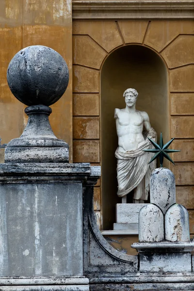 Antigua estatua decorando la entrada de los Museos Vaticanos —  Fotos de Stock