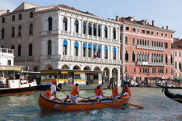 Venetianska roddare på grand canal — Stockfoto