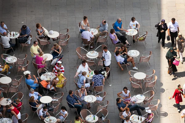 Toeristen in een café — Stockfoto