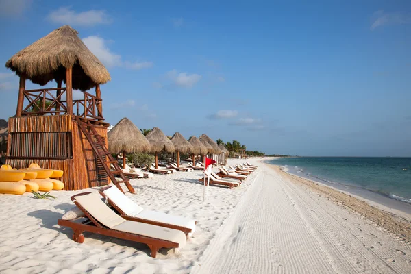 Lifeguard tower on the beach in Mexico — Stock Photo, Image