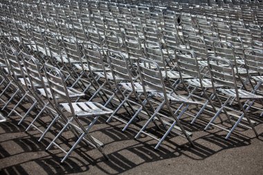 satırlar, metal sandalye