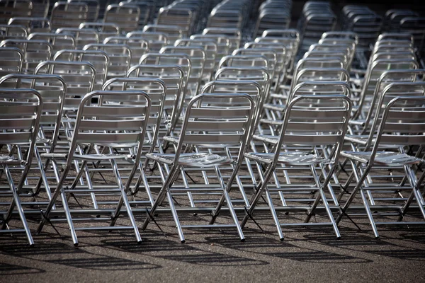 Řady kovových židlí — Stock fotografie