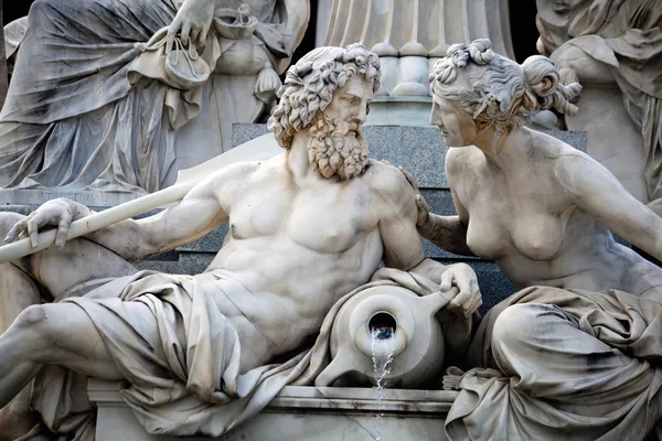 Statues dans la fontaine d'Athena Images De Stock Libres De Droits