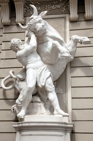 Hércules luchando contra el toro cretense — Foto de Stock