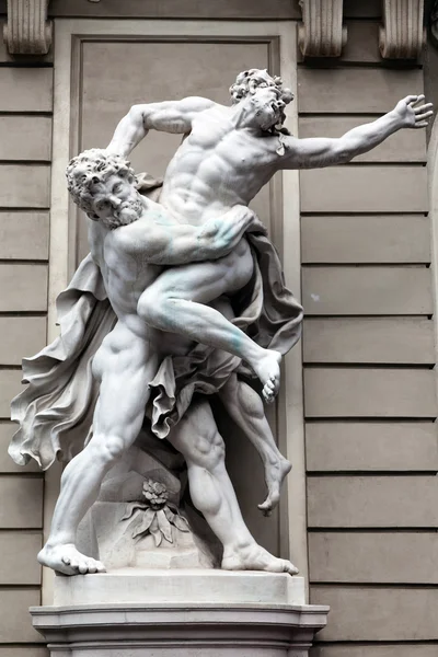 Геркулес сражается с Антеем — стоковое фото