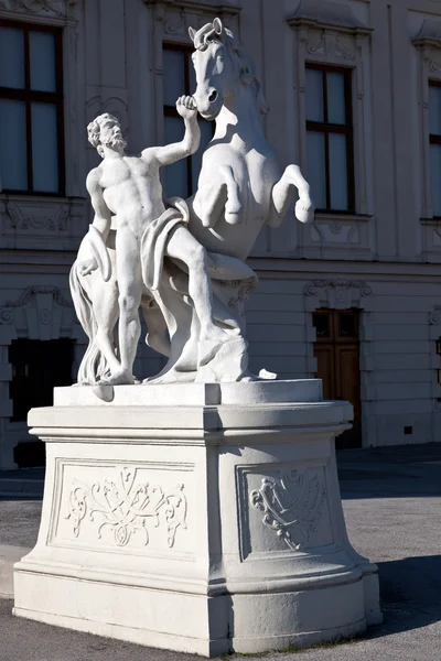 Estatua de un hombre con un caballo — Foto de Stock