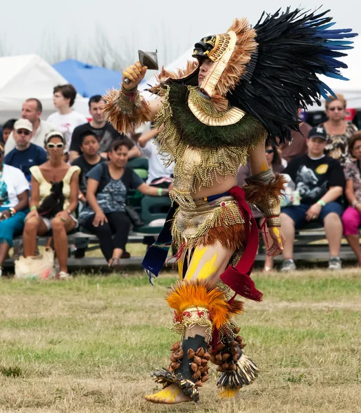 阿兹台克人舞蹈家在 pow wow 节日 — 图库照片