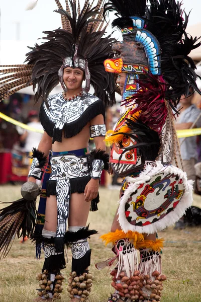 Dançarinos astecas no festival Pow Wow — Fotografia de Stock