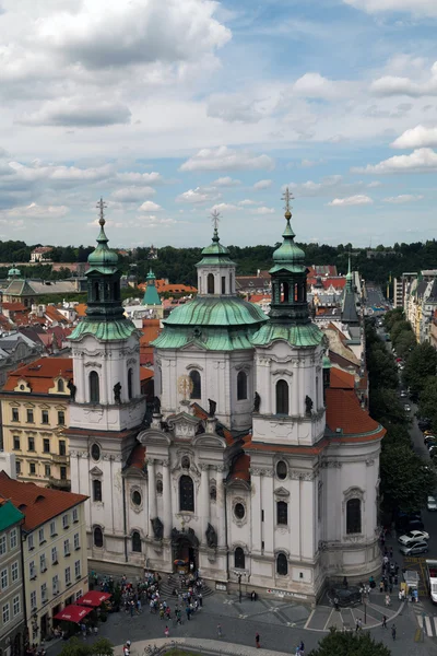 St. Nicolaas kerk op het oude stadsplein in Praag — Stockfoto