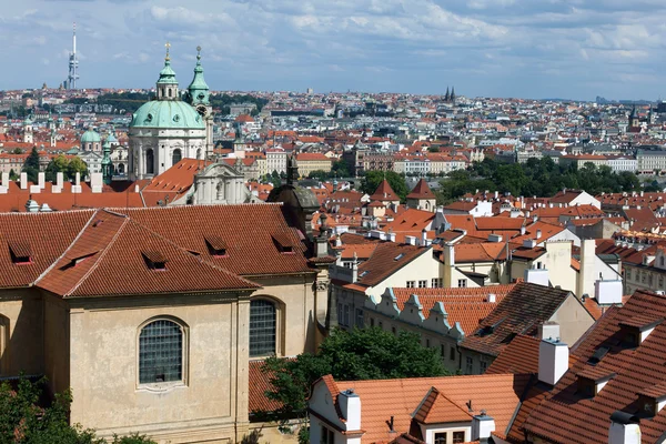 De terracotta daken van Praag — Stockfoto