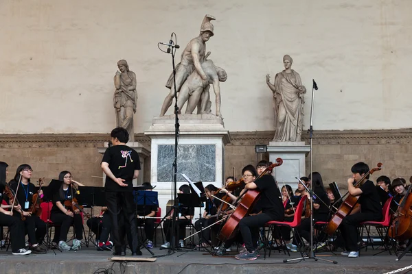 Chinees klassiek orkest uitvoeren op de loggia della signo — Stockfoto