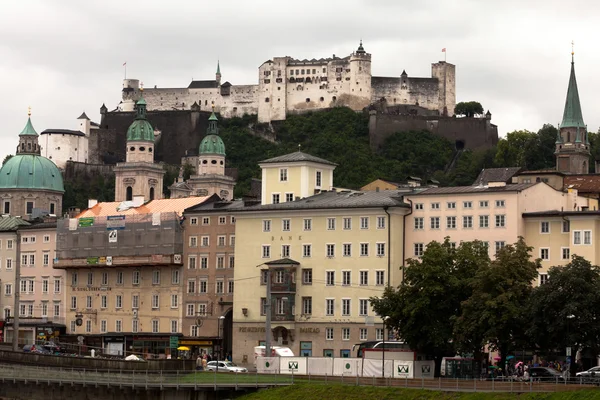 Widok Salzburgu i zamku hohensalzburg w Austrii — Zdjęcie stockowe