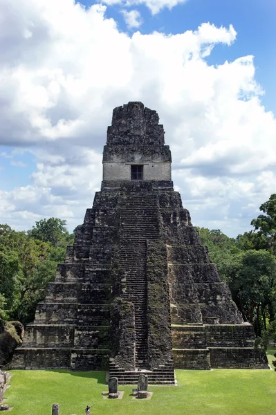 Tempel des großen Jaguars in Tikal — Stockfoto