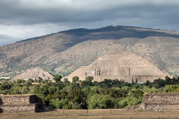 Teotihuacan piramitleri (solda) ay ve güneş (sağda) — Stok fotoğraf