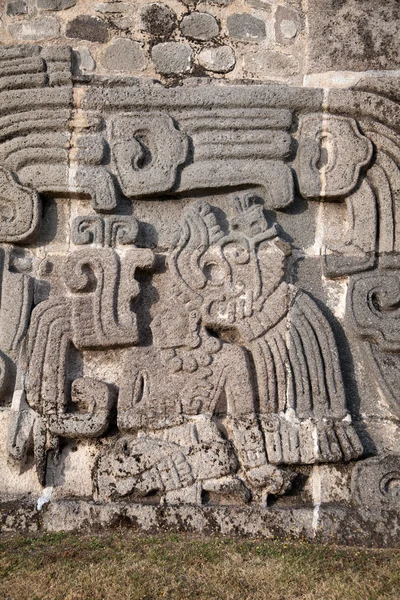 Väggen i tempelet av den befjädrade ormen i xochicalco — Stockfoto