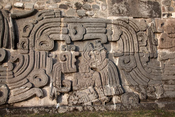 Pared del Templo de la Serpiente de Plumas en Xochicalco — Foto de Stock