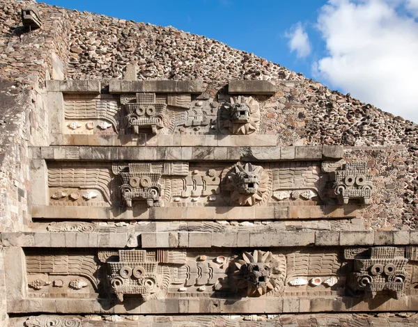 Opeřeného hada pyramidy teotihuacan — Stock fotografie